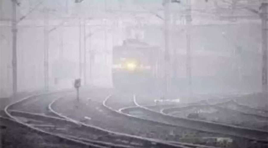 Delhi-fog-train-2025-1-15